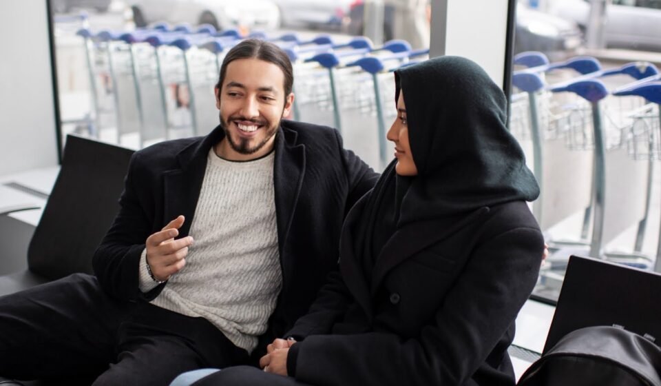 سلبيات وإيجابيات المزاح بين الأزواج سلبيات وإيجابيات المزاح بين الشركاء